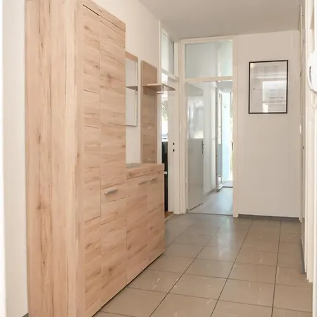 Sunny & Spacious, 2 Bedroom With Free Parking * Σπλιτ