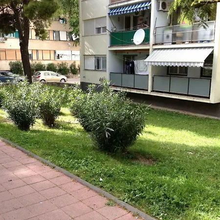 Sunny & Spacious, 2 Bedroom With Free Parking Split