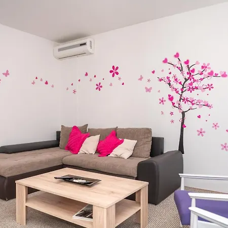 Sunny & Spacious, 2 Bedroom With Free Parking