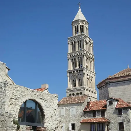 Sunny & Spacious, 2 Bedroom With Free Parking Apartament Split