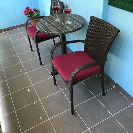 Sunny & Spacious, 2 Bedroom With Free Parking *