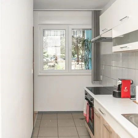 Sunny & Spacious, 2 Bedroom With Free Parking Сплит
