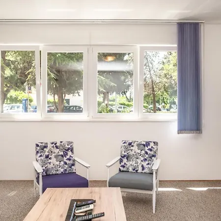 Sunny & Spacious, 2 Bedroom With Free Parking Апартаменты