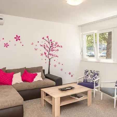Apartman Sunny & Spacious, 2 Bedroom With Free Parking *
