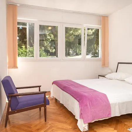 Sunny & Spacious, 2 Bedroom With Free Parking Apartman *