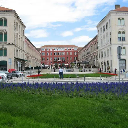 Sunny & Spacious, 2 Bedroom With Free Parking Apartman Split