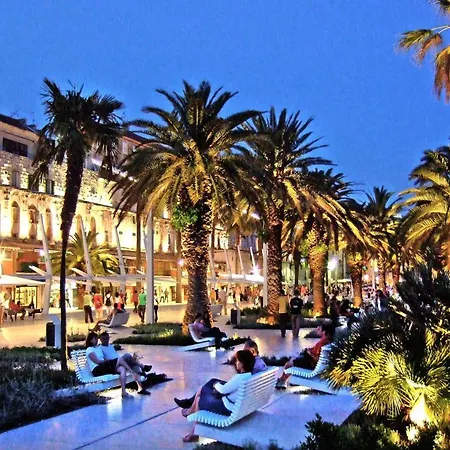 Sunny & Spacious, 2 Bedroom With Free Parking