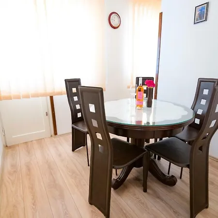 Sunny & Spacious, 2 Bedroom With Free Parking Apartamento