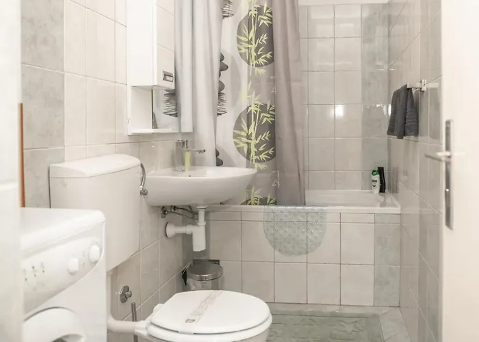 Apartment Sunny & Spacious, 2 Bedroom Apartment With Free Parking