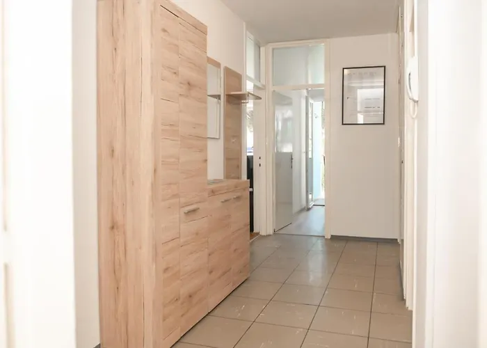 Sunny & Spacious, 2 Bedroom Apartment With Free Parking * Split