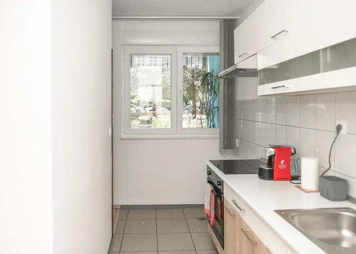 Sunny & Spacious, 2 Bedroom Apartment With Free Parking Split