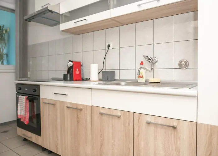 Sunny & Spacious, 2 Bedroom Apartment With Free Parking *