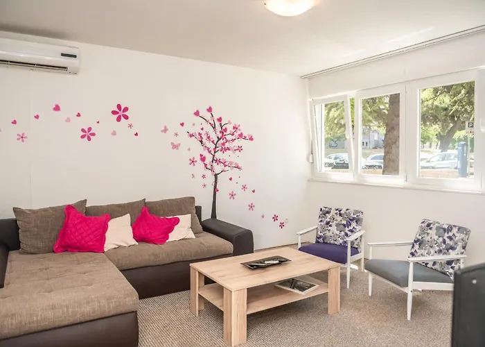 Apartment Sunny & Spacious, 2 Bedroom Apartment With Free Parking *