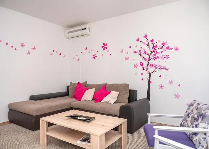 Sunny & Spacious, 2 Bedroom Apartment With Free Parking