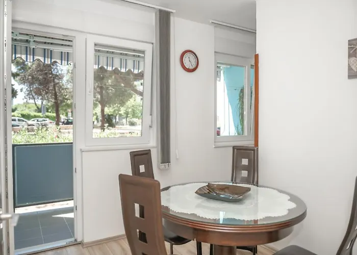 Sunny & Spacious, 2 Bedroom Apartment With Free Parking * Split