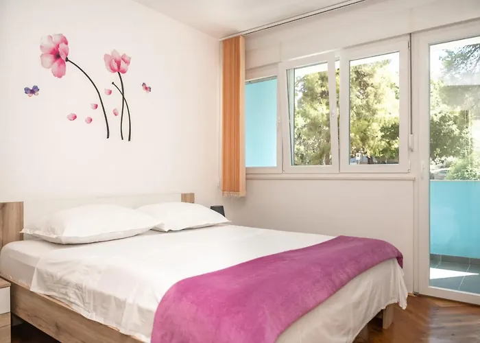 Sunny & Spacious, 2 Bedroom Apartment With Free Parking Apartment