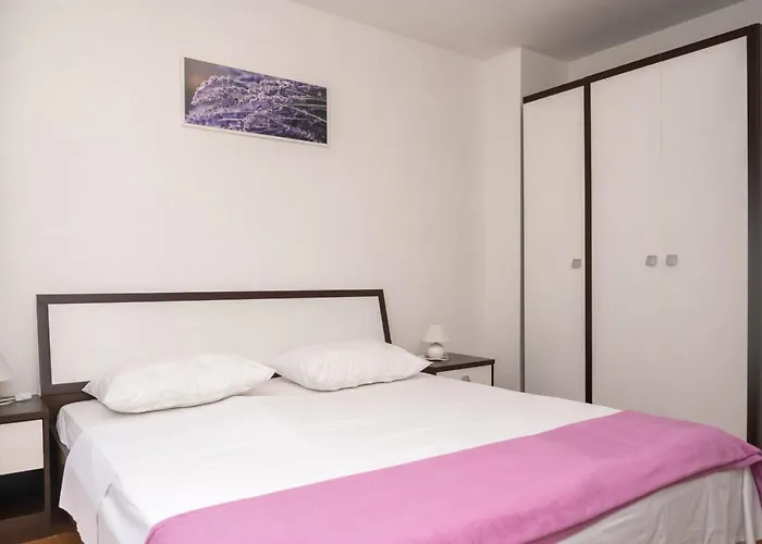 Apartment Sunny & Spacious, 2 Bedroom Apartment With Free Parking *