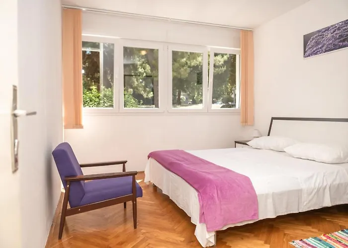 Sunny & Spacious, 2 Bedroom Apartment With Free Parking Apartment *