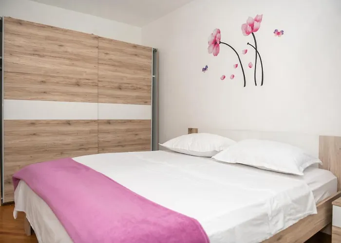 Sunny & Spacious, 2 Bedroom Apartment With Free Parking * Split