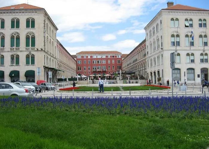 Sunny & Spacious, 2 Bedroom Apartment With Free Parking Apartment Split