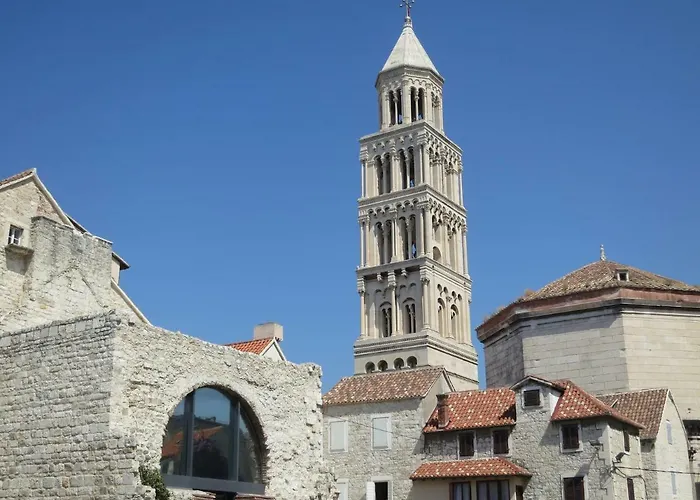 Sunny & Spacious, 2 Bedroom Apartment With Free Parking Apartment Split