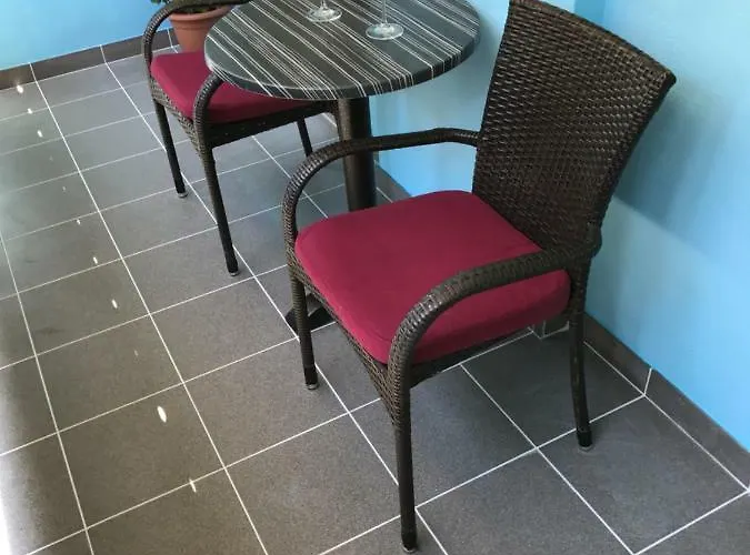 Sunny & Spacious, 2 Bedroom Apartment With Free Parking *