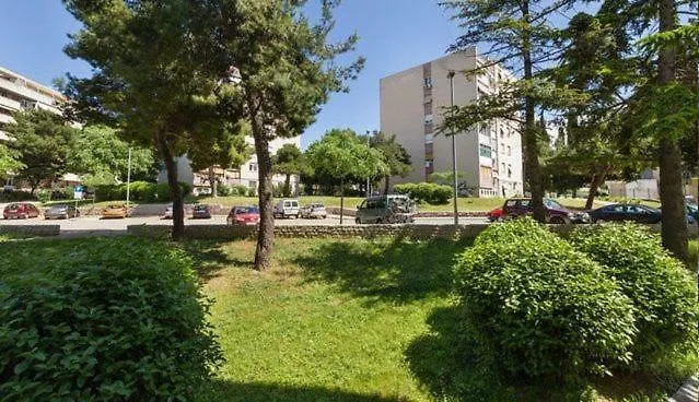 Sunny & Spacious, 2 Bedroom Apartment With Free Parking Apartment Split