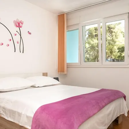 Sunny & Spacious, 2 Bedroom With Free Parking Lägenhet